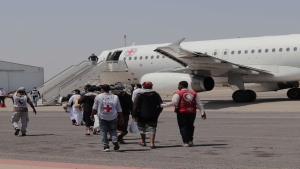 اليمن: الصليب الأحمر يقول انه يسهل نقل أكثر من 100 محتجزا يمنيا أفرج عنهم التحالف