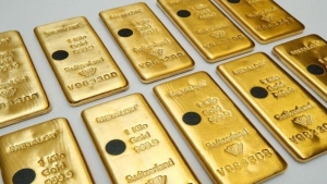 اقتصاد: أسعار الذهب ترتفع في تعاملات متقلبة مع تراجع الدولار