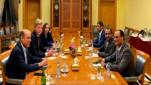 مسقط: المبعوث الاممي يلتقي رئيس وفد الحوثيين التفاوضي في سياق دفع الاطراف المتحاربة لتمديد الهدنة الانسانية