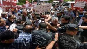 تونس: صدامات بين الشرطة ومحتجين على استفتاء دستوري