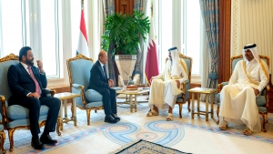 الدوحة: رئيس المجلس الرئاسي اليمني يبحث في قطر تعزيز العلاقات الثنائية ومستجدات الأوضاع باليمن