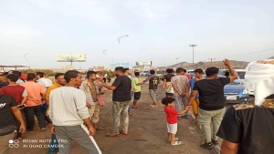 اليمن: محتجون يقطعون جسرا حيويا في عدن احتجاجا على ارتفاع اسعار الوقود