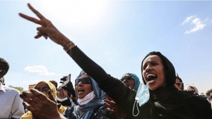 الخرطوم: مقتل خمسة في السودان مع خروج حشود المحتجين في ذكرى الانتفاضة