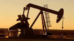 اقتصاد: النفط يرتفع في تعاملات متقلبة ورفع الفائدة يؤثر على السوق
