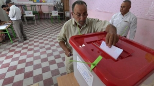 تونس: التونسيون يصوتون على دستور يعزز سلطة الرئيس