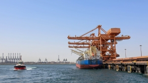اليمن: مسؤول يؤكد فقدان الاتصال بسفينة عمانية وطاقمها في عرض البحر