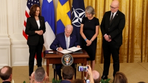 واشنطن: الرئيس الأمريكي يوقع بروتوكول انضمام السويد وفنلندا لحلف الناتو
