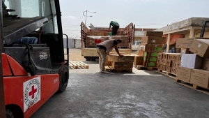 اليمن: اللجنة الدولية للصليب الأحمر ترسل مساعدات طبية عاجلة إلى مدينة عتق