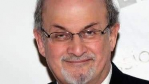 ثقافة: من هو سلمان رشدي مؤلف "الآيات الشيطانية" الذي أهدرت إيران دمه؟