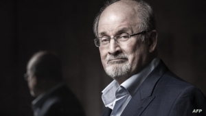نيويورك: تعرض الكاتب البريطاني سلمان رشدي لطعنة في العنق.. وحاكمة الولاية تدين الجريمة