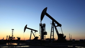 اقتصاد: أسعار النفط تتراجع في ظل التجاذب بين شح المعروض وارتفاع مخاوف الركود