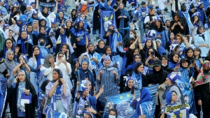 طهران: السلطات الإيرانية تسمح للنساء بحضور مباراة لكرة القدم للمرة الأولى منذ الثورة الإسلامية