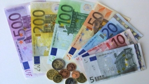 اقتصاد: تراجع اليورو مقابل الدولار بفعل مخاوف الركود ورفع أسعار الفائدة