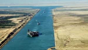 القاهرة: السلطات المصرية تعلن تعويم سفينة بعد جنوحها في قناة السويس