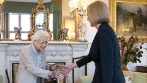 لندن: ليز تراس تتسلّم رئاسة وزراء بريطانيا رسميا خلال اجتماع مع الملكة إليزابيث الثانية