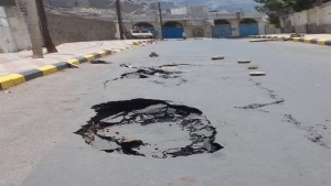 اليمن: محافظ عدن يوجه بايقاف مهندس ومقاول طريق معاشيق في مدينة كريتر