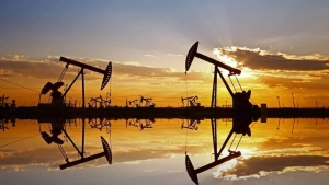 اقتصاد: أسعار النفط تتخلى عن مكاسبها وتتراجع بأكثر من 1%