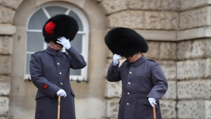لندن: البريطانيون يذرفون الدمع لدى مرورهم أمام نعش الملكة في قصر ويستمنستر