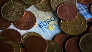اقتصاد: انخفاض اليورو والجنيه الإسترليني بفعل التباطؤ في منطقة اليورو وبريطانيا