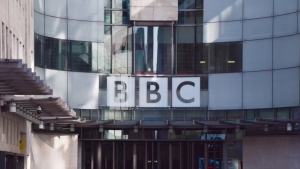 لندن: بي بي سي توقف بثها الاذاعي بعشر لغات بينها العربية والفارسية