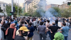 طهران: هيومن رايتس ووتش ومجموعة الأزمات تطالبان السلطات الإيرانية التوقف عن قمع شعبها