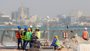 الدوحة: عدد سكان قطر يرتفع 13.2% في عام بعد استقطاب آلاف العمال المهاجرين