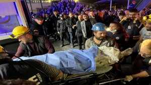 انقرة: 28 قتيلا في انفجار المنجم في تركيا ومحاولات لإنقاذ عشرات العمال العالقين