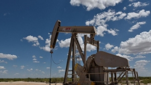 اقتصاد: النفط يعاود الارتفاع بعد تراجع الدولار
