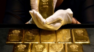 اقتصاد: ارتفاع الذهب مع تراجع الدولار ومخاوف رفع أسعار الفائدة تقلص المكاسب