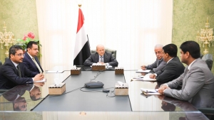 اليمن: الرئيس العليمي يوجه الحكومة بتأمين مخزون نفطي استراتيجي لمواجهة الاختناقات المتكررة في امدادات الوقود
