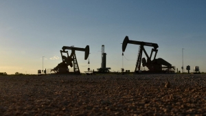 اقتصاد: النفط يستقر متأثراً مخاوف رفع الفائدة وتبدد آمال تعافي الطلب