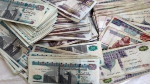 اقتصاد: الجنيه المصري يواصل التراجع أمام الدولار ومؤشرات البورصة المصرية تواصل الارتفاع