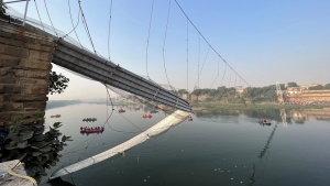 نيودليهي: ارتفاع حصيلة انهيار أحد الجسور إلى 130 قتيلا