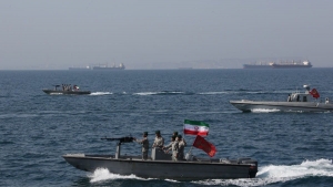 طهران: الحرس الثوري الإيراني يحتجز سفينة أجنبية تحمل نفطا مهربا