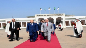 الجزائر: الرئيس العليمي يغادر العاصمة الجزائرية في طريقه الى شرم الشيخ للمشاركة في قمة المناخ