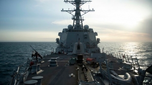 واشنطن: البحرية الأمريكية تعترض شحنة "ضخمة" من المواد المتفجرة كانت في طريقها للحوثيين