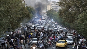طهران: مقتل ثلاثة عناصر بينهم عقيد في الحرس الثوري في مظاهرات ليلية اجتاحت مدن إيران