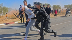 تونس: منع تظاهرات للمطالبة بالبحث عن مهاجرين مفقودين من الوصول إلى جربة حيث تعقد قمة الفرنكوفونية