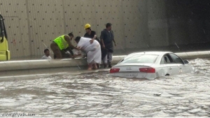 الرياض: سيول وأمطار تغرق شوارع جدة وتتلف عددا هائلا من السيارت