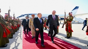 عمان: الرئيس العليمي يبدأ زيارة الى الاردن لاجراء مباحثات رسمية مع الملك عبدالله الثاني