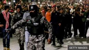 عمان: مقتل ضابط أثناء احتجاجات على ارتفاع أسعار الوقود