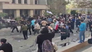 احتجاجات ايران: بيان لمئات المثقفين الإيرانيين يقول ان النظام يخفي افتقاره للشرعية بالتهديد