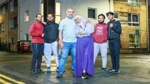 ترجمات: نشعر بسعادة غامرة ..لقد توحدت العائلة أخيرًا في المملكة المتحدة بعد فرارها من اليمن
