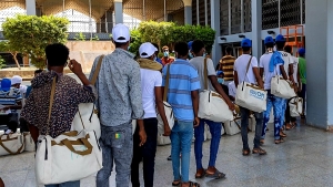 اليمن: إعادة 136 مهاجر أفريقي إلى بلدانهم من مطار صنعاء