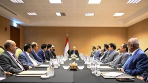 الرياض: الرئيس العليمي يعقد اجتماعا نادرا بمحافظي 12 محافظة خاضعة للحوثيين ويدعو لدعم مقاومة شعبية