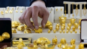 اقتصاد: الذهب يغلق على تراجع لكن فوق مستويات 1800 دولار