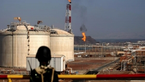 اقتصاد: الصراع على عائدات النفط يدفع اليمنيون ثمنه من قوتهم اليومي