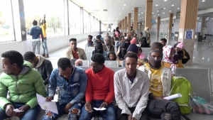 اليمن: إعادة 73 مهاجر أفريقي إلى بلدانهم من مطار صنعاء