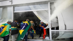 برازيليا: أنصار الرئيس البرازيلي السابق يقتحمون الكونغرس والمحكمة العليا