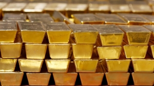 اقتصاد: تراجع الدولار يدفع الذهب للتماسك حول أعلى مستوياته في نحو 7 أشهر